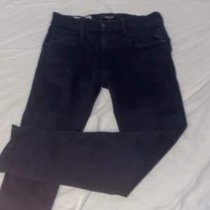 Säljer mina Replay anbass hyperfelx jeans i mörkblå skiktet är 8/10 Strl30/30 Pris:500