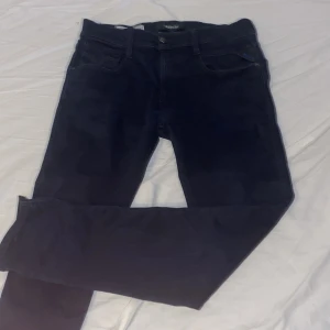Replay jeans - Säljer mina Replay anbass hyperfelx jeans i mörkblå skiktet är 8/10 Strl30/30 Pris:500