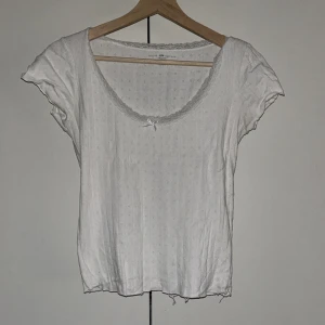 Brandy melville - Säljer denna brandy Melville toppen pga att den inte är min stil längre, pris kan diskuteras vid snabb affär:)💋🩷