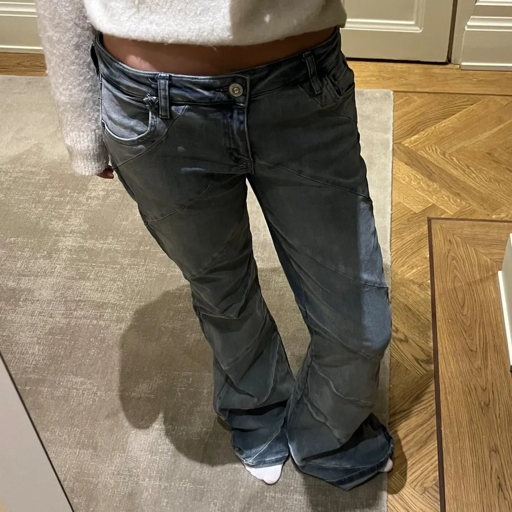 Supersnygga jeans från BDG, köpta second hand för några månader sen. Säljer pga för långa för mig som är ca 164 cm💕💕.. Jeans & Byxor.
