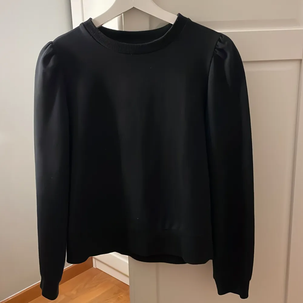 En superfin svart tröja med lätt puffig ärm som tyvärr börjar bli för liten för mig😇 . Tröjor & Koftor.