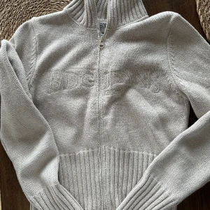 Beige kofta  - Beige kofta. Köpt på plick men var tyvärr för liten för mig.  Står storlek M men jag skulle säga att den är som en xs, kanske passar en liten s. 