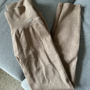 Aimn tights ✨✨✨ - Jättesköna och snygga ribbade aimn tights. Full längd.