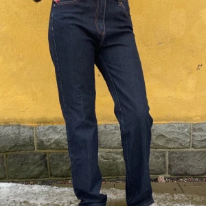 Straight jeans från Time med strass på bakfickorna - Storlek: 38 Skick: Nyskick  📏MÅTT📏 Midja: 41cm Ytterbensmått: 113cm Innerbensmått: 85,5cm Gren: 28,5cm Öppning ben: 22cm  Modellerna är 176cm och 165cm långa.