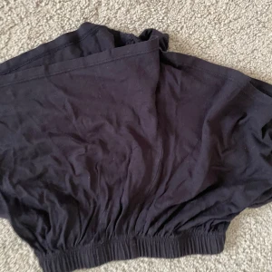 Shorts  - Marinblåa shorts som ser ut som en kjol. Mjuk men kommer inte till användning längre 