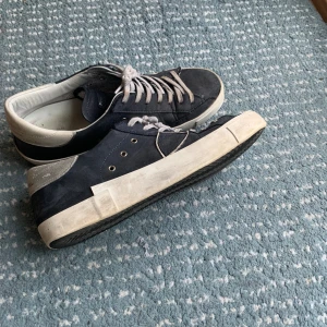 Philippe model skor blå - Säljer ett par Philippe model skor i en väldigt sällsynt färg som är slutsåld överallt. Skorna är i använt skick men inga speciella defekter eller liknande