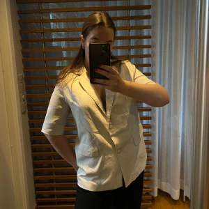 Kavaj - Kortärmad kavaj från Stockh lm studio. Normal i storleken. 