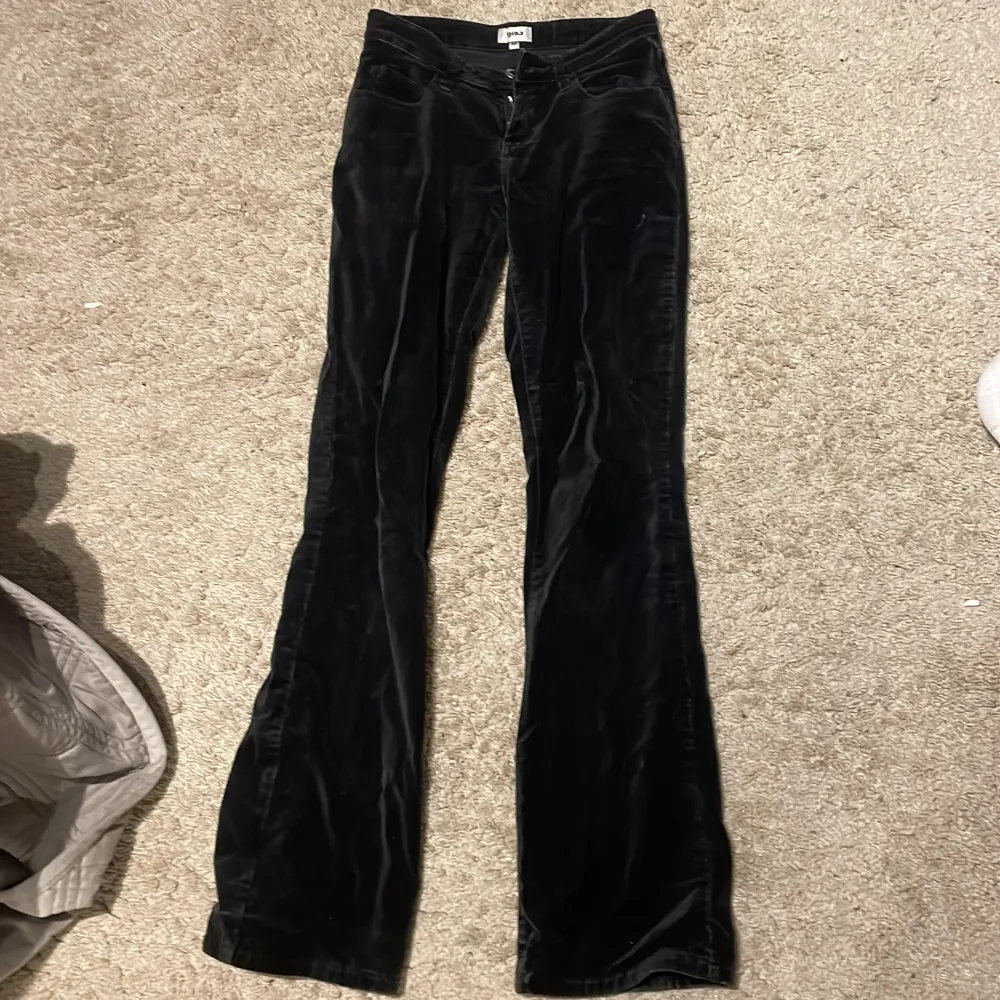 Vintage Svarta low waist bootcut jeans med perfekt passform 🖤säljs inte längre 🖤. Jeans & Byxor.