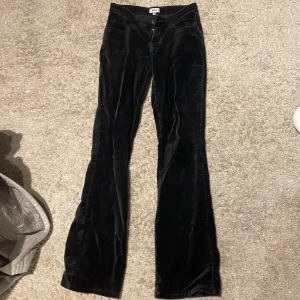 Low waist bootcut jeans - Vintage Svarta low waist bootcut jeans med perfekt passform 🖤säljs inte längre 🖤