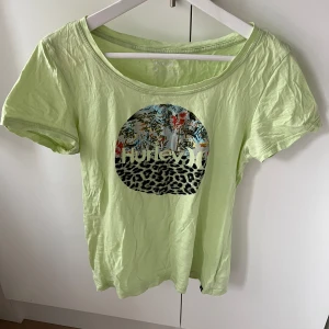 Ljusgrön t-shirt Hurley - En ljusgrön tröja från Hurley. Använd och därav lite nopprig främst under armarna. Annars fin!