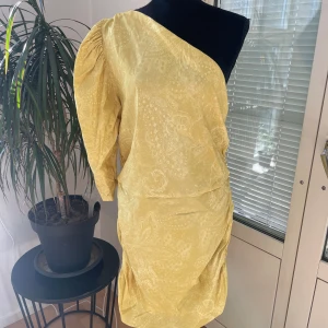 NY! Klänning i strl XL trend  - Helt ny klänning i strl XL Från finare märker trend från H&M Tyvärr e L appen borttagen men den e helt ny o bara hängt i garderoben 