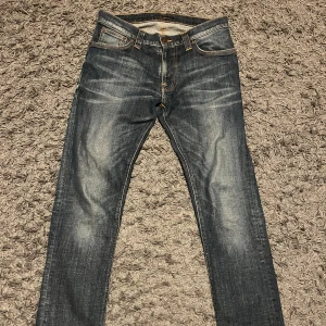 Nudie Jeans - Ner trampade längst ner där bak annars bra skick. Är 185cm och är precis för små om man vill ha slim passform 175-180 +- 2cm hade passat bra. Storlek 31/32. Har fler bilder ifall du vill se mer. Fast pris!