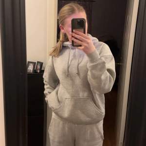 grå hoodie från bikbok🤍 köpt för 399