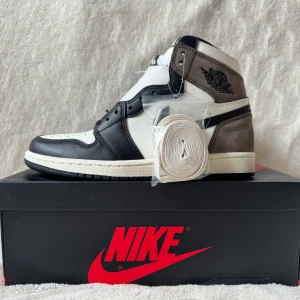 Jordan 1  - Helt nya oanvända Jordan 1 dark mocha, med vita+svarta skosnören. Skick 10/10. Säljes pga fel storlek
