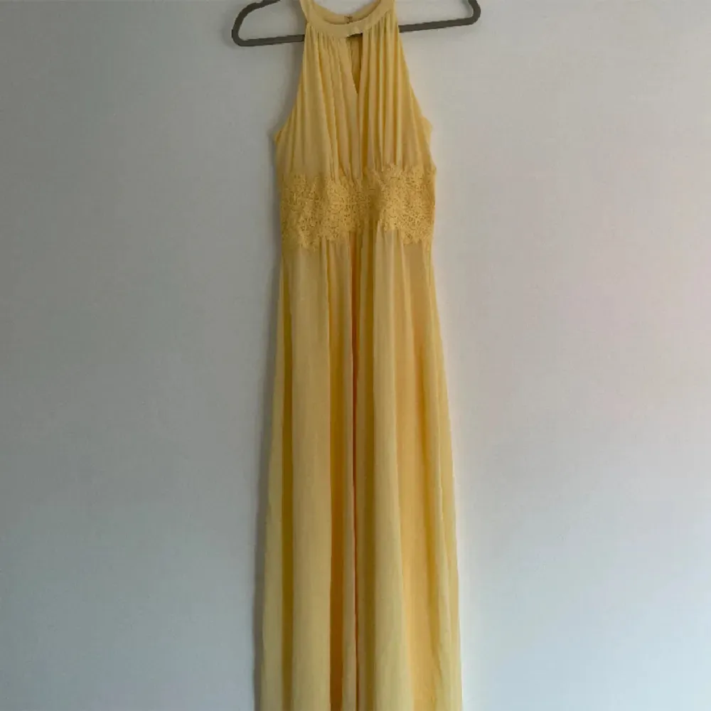 Jättefin gul balklänning i super bra skick! 🤩Endast använd en gång på min bal, och säljer för att jag inte har någon användning för dem längre 💕💕. Klänningar.