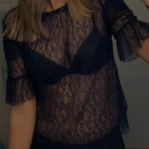 Spets topp - Säljer denna marinblå spets topp som jag köpte här på plick. Jag har endast testat den🥰