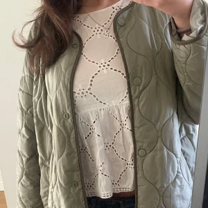 vårjacka  - den är i väldigt bra skick💓