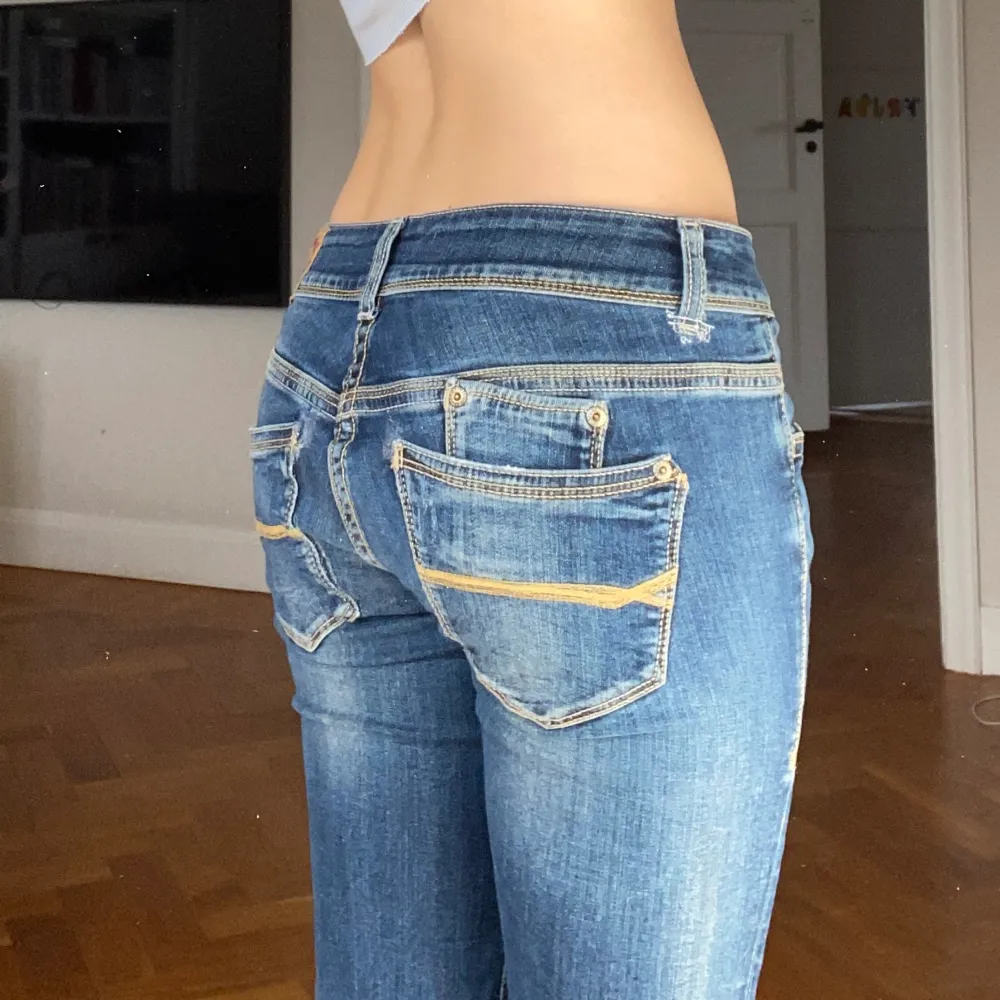 Snygga lågmidjade jeans! Väldigt bra skick💗midja tvärsöver: 38 cm, innerben: 81. Jeans & Byxor.