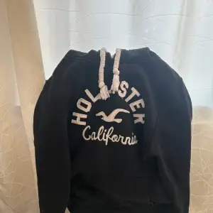 Svart Hollister hoodie | STORLEK S / M  Unisex | knappt använd 