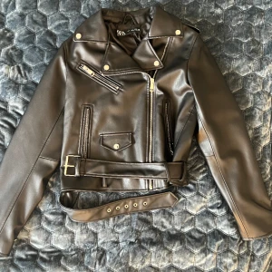 Skinnjacka  - Hej! Jag säljer min svarta skinnjacka som jag knappt har använt så skulle säga att de är i fin skick! Kontakta mig om du är intresserad och om du har några frågor.