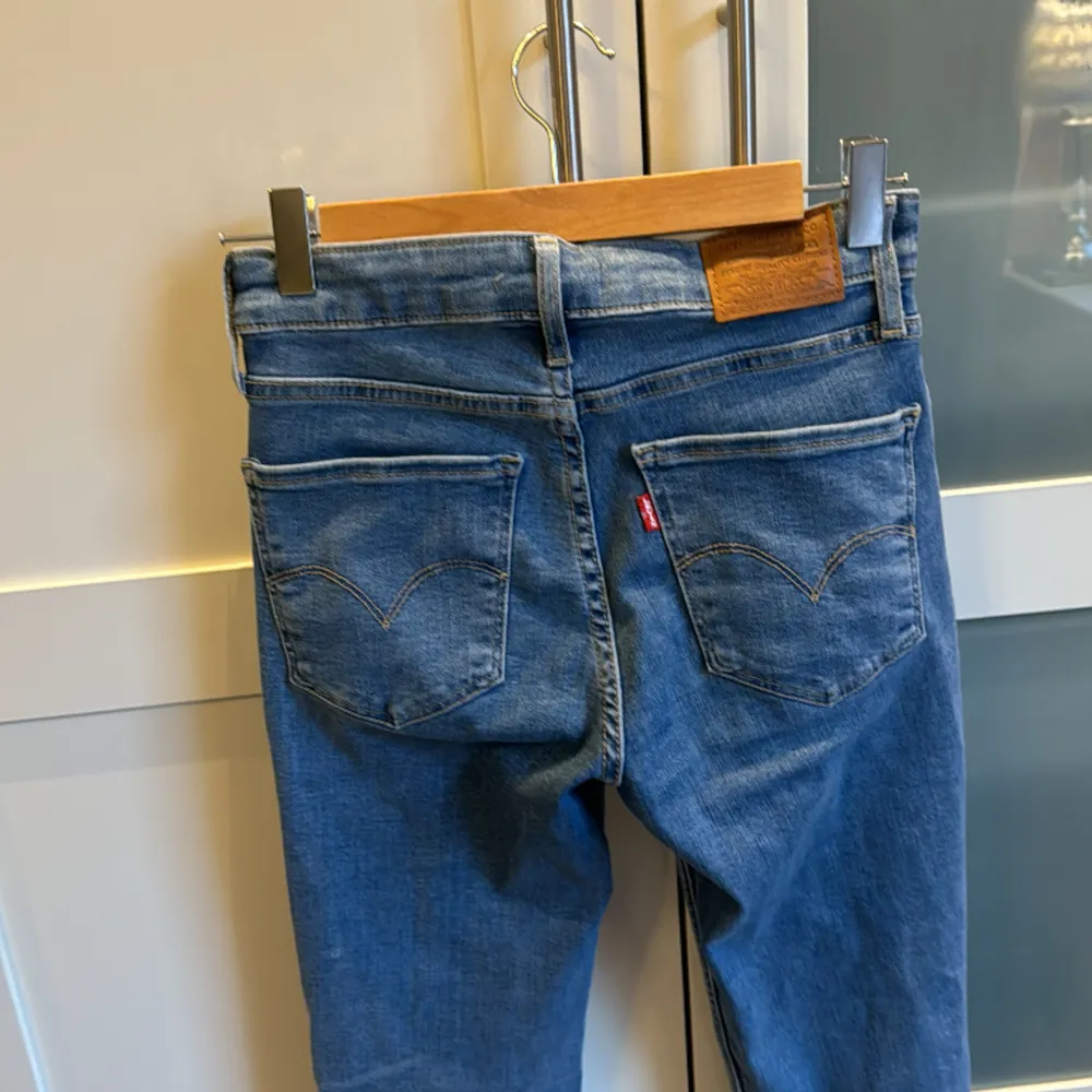 High waist bootcut jeans ny skick förutom att lappen är borta som man ser på bilden,aldrig använda köpte för 1249 säljer för 900. Jeans & Byxor.