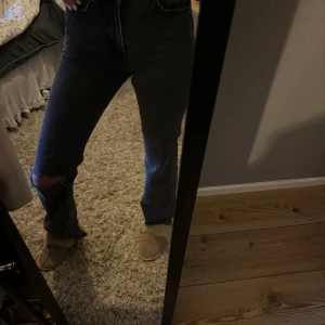 svarta byxor med hål - köpt från ginatricot, storlek 34, hål på vänster knä