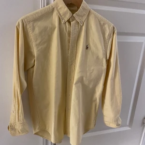 Ralph Lauren skjorta - Hej! Säljer nu denna ralph lauren skjorta! Den är i väldigt bra skick då den knappt använts. Skulle säga att skjortan passar bäst på någon som är runt 165 cm lång. Hör av er vid fler frågor. PRIS KAN DISKUTERAS!