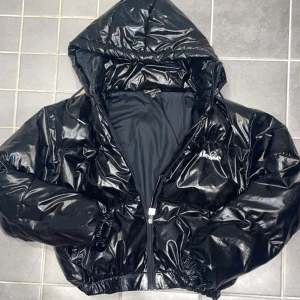 Ellesse jacka - Hej! Säljer nu min ellesse jacka pga ingen användning, croppad och jätte snygg på, lack färgad. Skriv privat för bilder hur den sitter osv. Frakt tillkommer!🤍💞