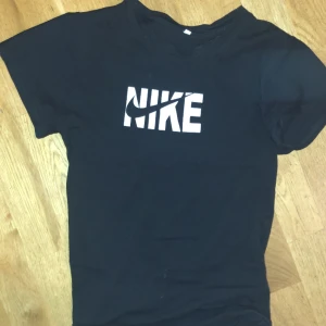 Nike T-shirt  - Jätte fin för pojkar 11-12 år helt bra har använts bara 2 gånger 