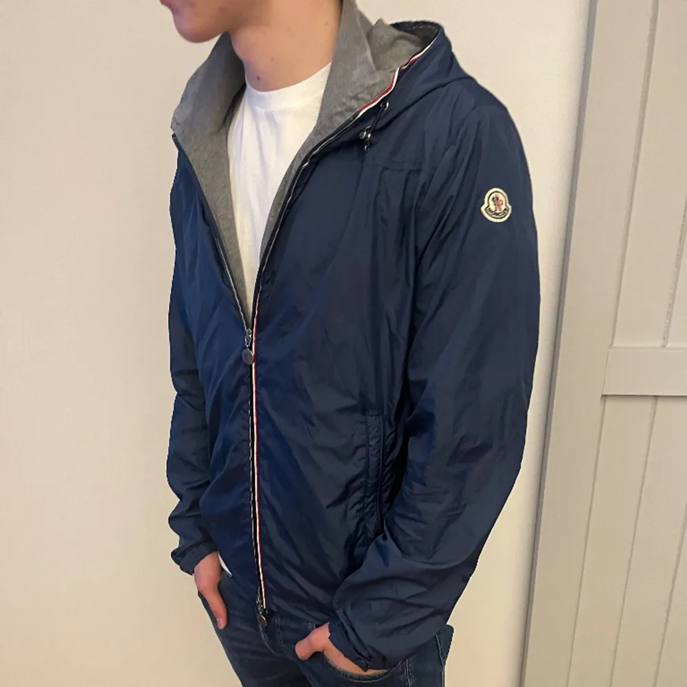 En sjukt fet moncler urville windbreaker i väldigt fint skick. Just denna modell är väldigt sällsynt och exklusiv då den ej tillverkas längre. Storlek 4, sitter som M men kan även passa L beroende på. Hör av er vid frågor!. Jackor.