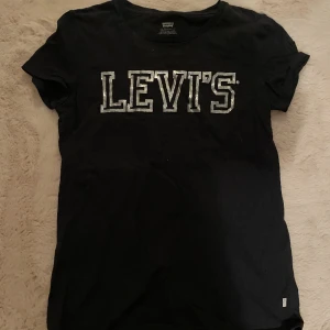 levis t-shirt - snygg äkta levis t-shirt som jag tror är köpt i usa🫶 skriv för frågor/bilder på😊