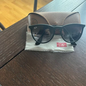 Ray-ban solglasögon  - Säljer dessa nästan oanvända rayban Erika, köpa på optiker i Stockholm för ca 1299kr. 