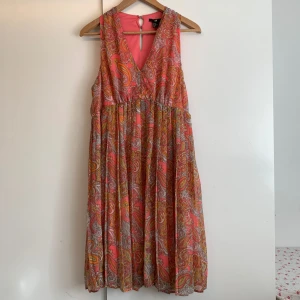 SJUKT VACKER sommarklänning  - Säljer denna paisley mönstrade sommarklänningen med ett passande snöre i midjan🌸 helt oanvänd, storlek M/L 