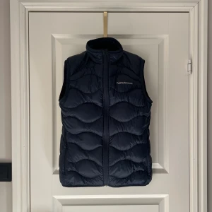 Peak Performance väst dam S - Sparsamt använd ett fåtal gånger.  Inga defekter, som ny.  Nypris 1 800. 