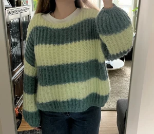 Stickad tröja  - Säljer denna jätte sköna gröna stickade tröja från Vero Moda! Helt oanvänd!