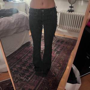 jättefina mörkblå bootcut jeans med låg midja, helt oanvända från zara