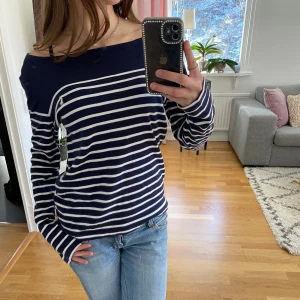Polo Ralph Lauren tröja - Marinblå tröja med vita ränder från Polo Ralph Lauren. Storlek L, men mindre storlekar kan också ha på sig den. För referens så är jag storlek XS och 167cm lång. 🫶