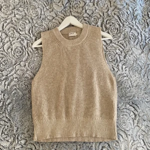 Stickad väst från ONLY Small - Super fin beige väst som tyvärr inte kommer till användning längre 🌸 Strl: S✨