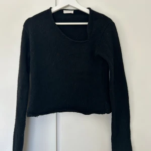 Stickad tröja - Asymmetrisk stickad tröja i alpacka blandning 