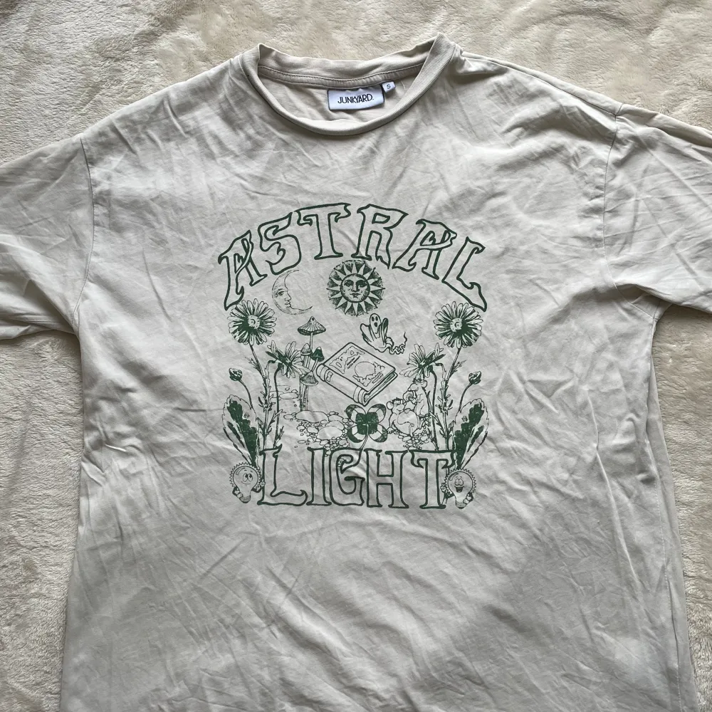 Fin lite retro/ vintage t-shirt i bra skick 🩷skriv för fler bilder 😊. T-shirts.