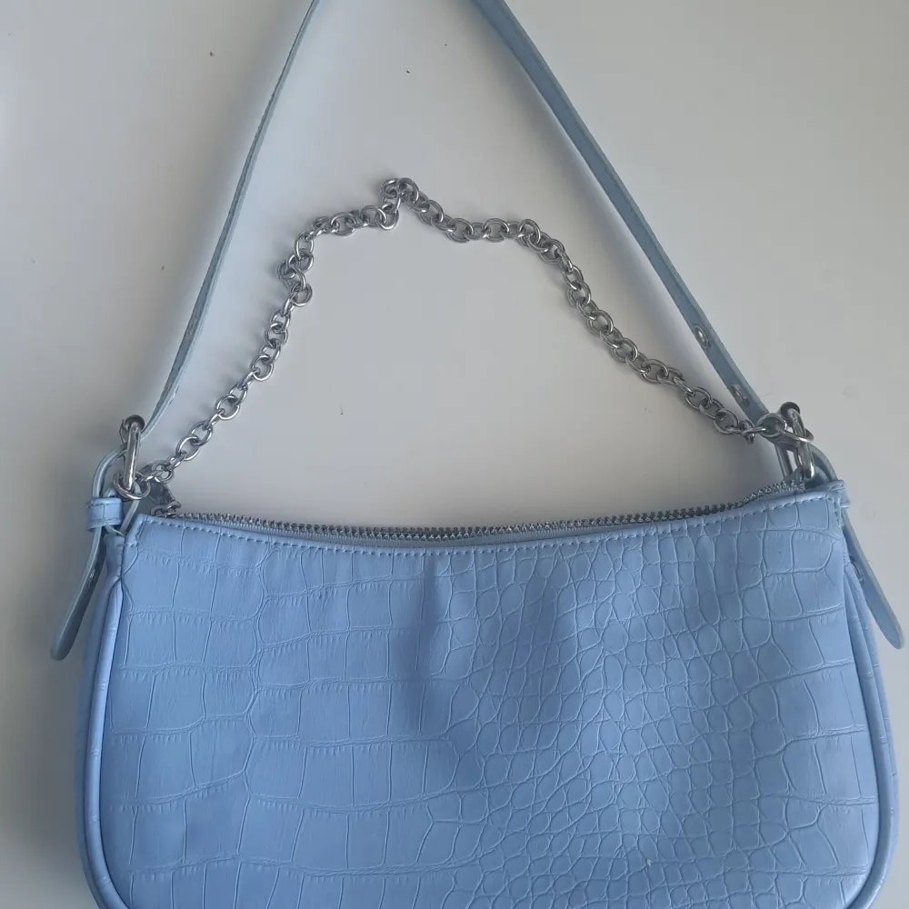 Säljer min blåa kedje väska från HM divided eftersom att jag har bytt stil. Den är i bra skick utan fel och dragkedjan funkar som ny. Köpt för 300kr☺️💕. Väskor.