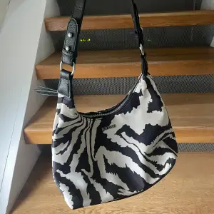 Super söt zebra väska! Säljer pga att den ej används längre🦓❣️