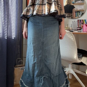 Lång jeanskjol - Lång, Lågmidjad jeanskjol som nästan går till marken på mig som är 176! Jättefina detaljer och toppenskick!