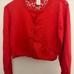 Kofta - Fin kofta med cool rygg❤️💐 tyvärr en fläck med inget som syns tydligt