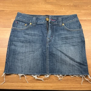 Crocker jeanskjol - Ascool jeanskjol från crocker med balla detaljer. Toppen skick, inga defekter! 