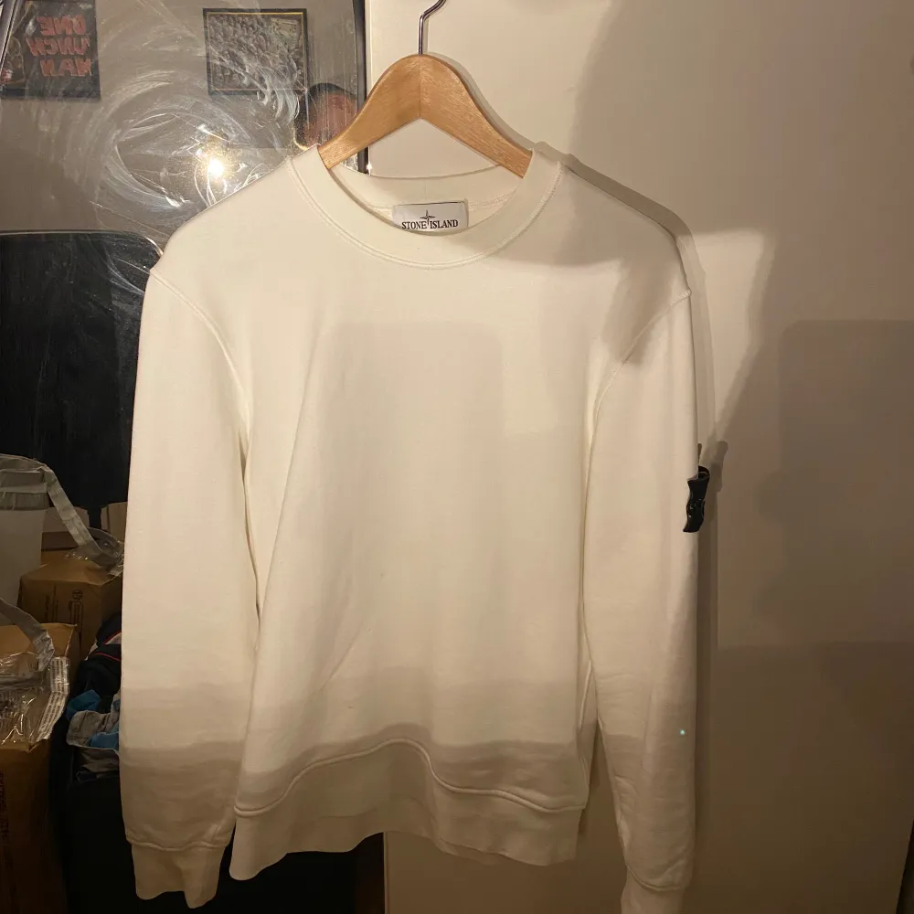 Helt oanvänd vit stone island sweatshirt. Skick 10/10. Ny pris 3000kr. Det står att den är storlek M, dock är den stor som en S.. Tröjor & Koftor.