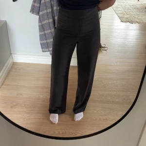 Gråa byxor  - Sköna byxor, aldrig använda! ❤️‍🩹