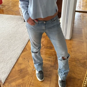 Tommy hillfigger Maddie jeans - Säljer dessa skitsnygga Tommy jeans, nypris 1 200 typ. Har gjort egna hål på de som är skitsnygga. Storlek 30x34. Använder de alldeles för lite! 