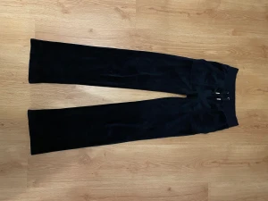 Juicy couture mörkblåa - Ett par mörkblåa juicy byxor i storleken xxs och knappt använda. Pris kan diskuteras