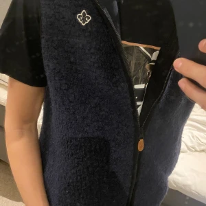 Morris fleece väst  - Säljer denna snygga Morris fleece västen. Använd fåtal gånger(som ny). Nypris 1399. Storlek S 